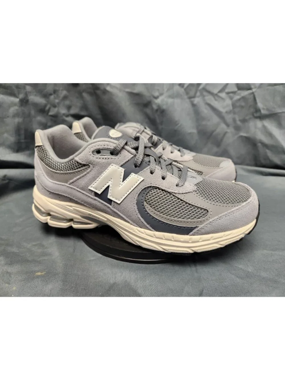 New Balance 2002 (GS) Sneakers Suede GC2002ST Grey Boys Size 6.5 NEW IN BOX!